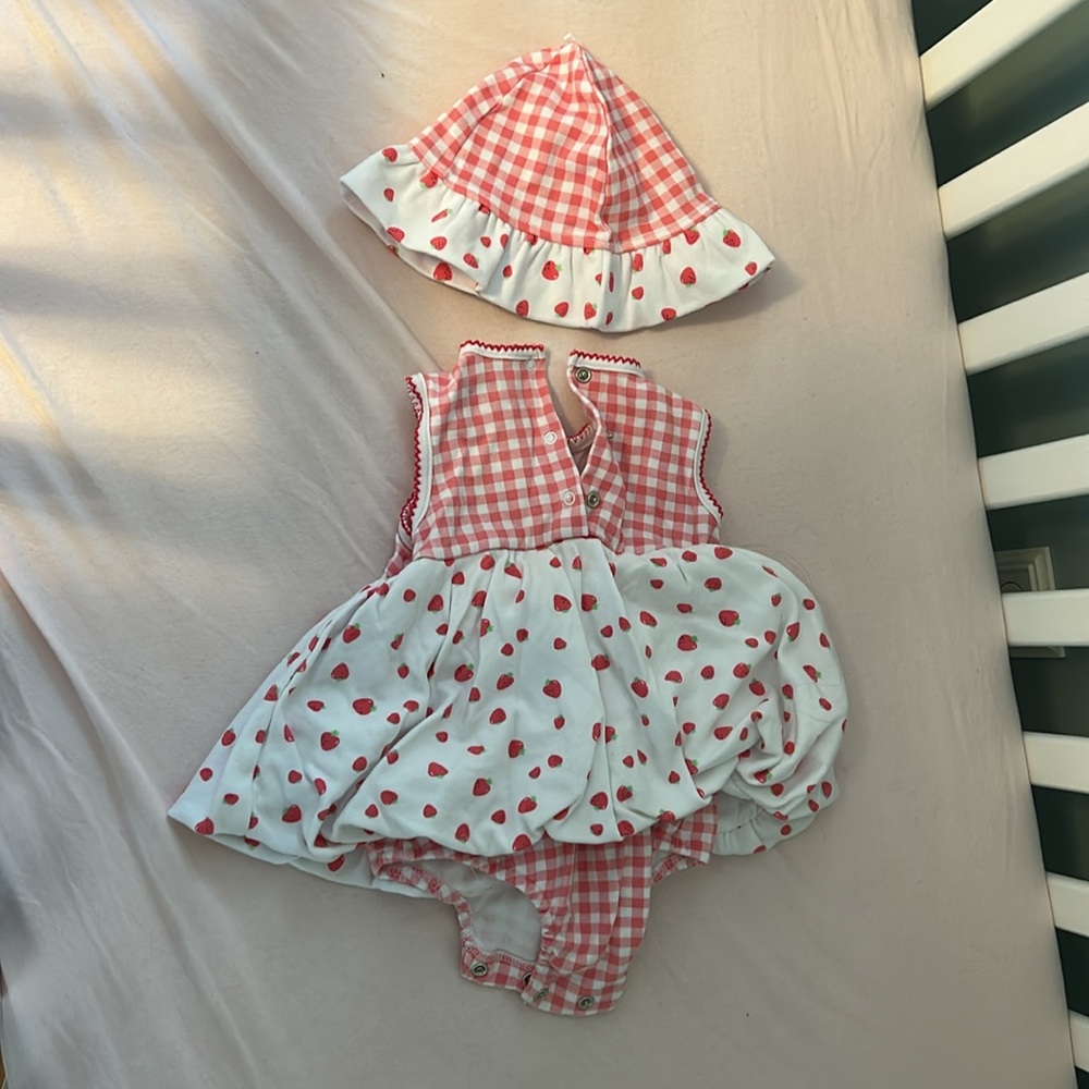 Little Me bodysuit dress with matching hat. Size 6-9 months - Picture 2 of 2
